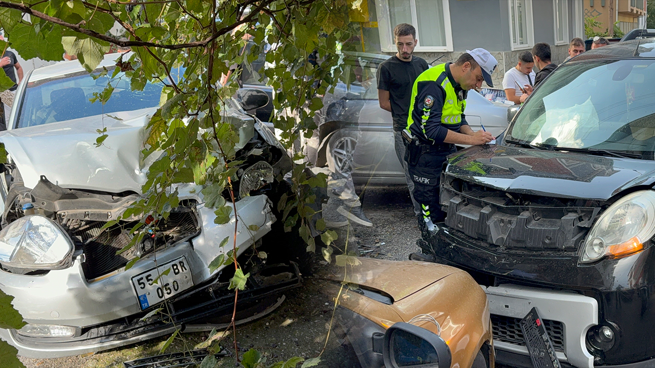 Samsun'da saniyeler içinde 4 araç kazaya karıştı!