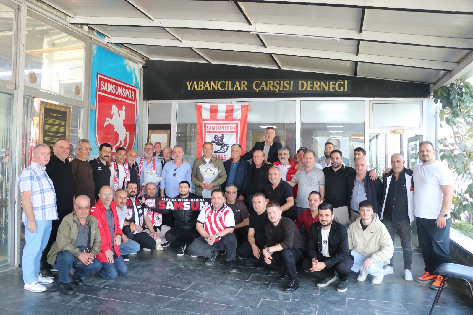 Samsunspor Haber: Samsunspor teknik direktörü Fink Yabancılar Pazarı esnafıyla buluştu