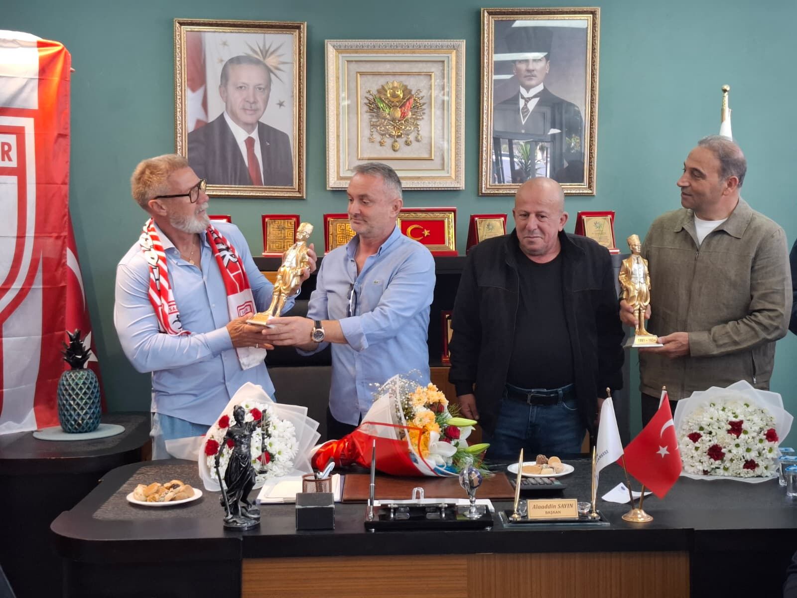 Samsunspor Haber: Samsunspor teknik direktörü Fink Yabancılar Pazarı esnafıyla buluştu