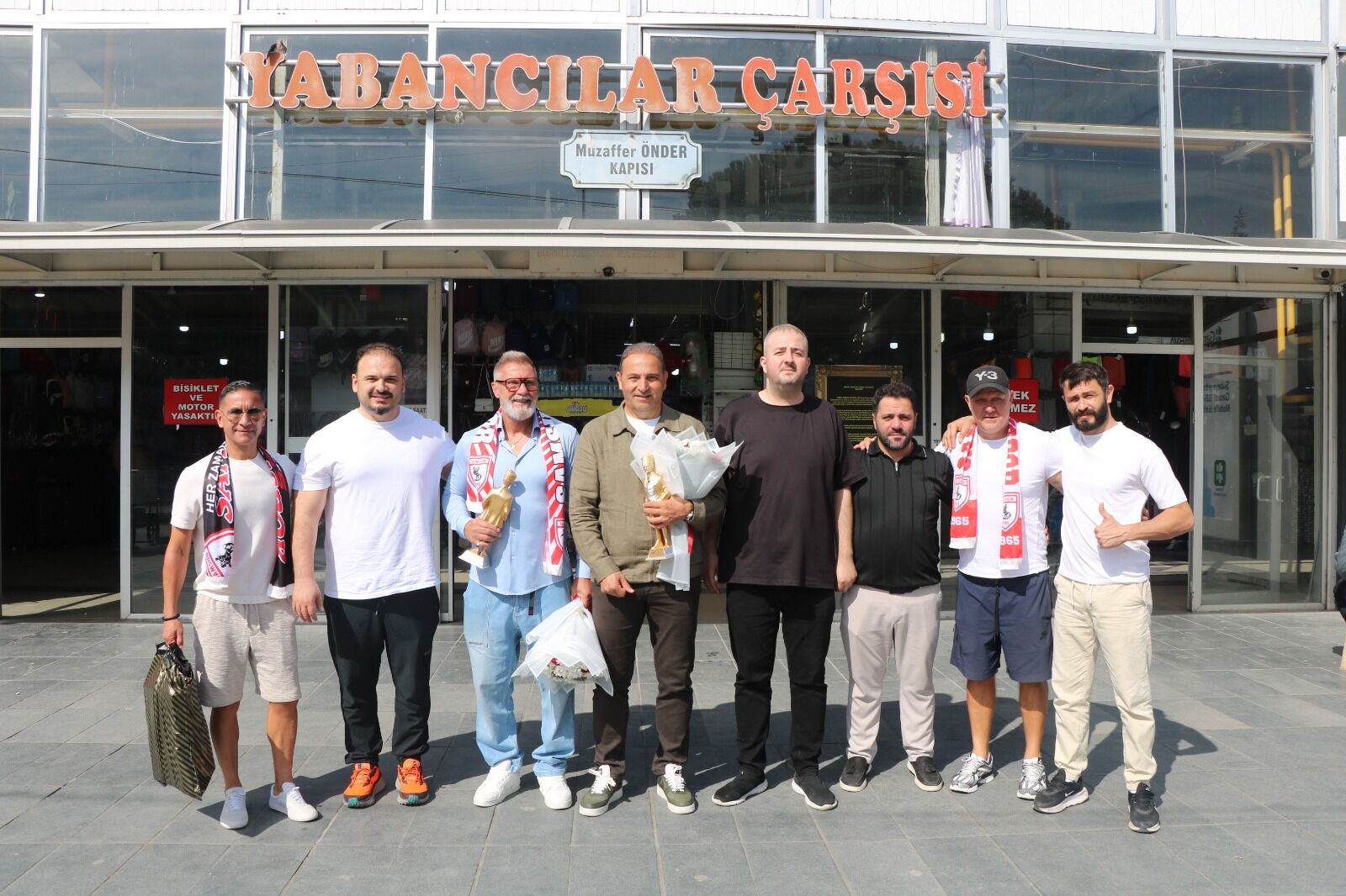 Samsunspor Haber: Samsunspor teknik direktörü Fink Yabancılar Pazarı esnafıyla buluştu