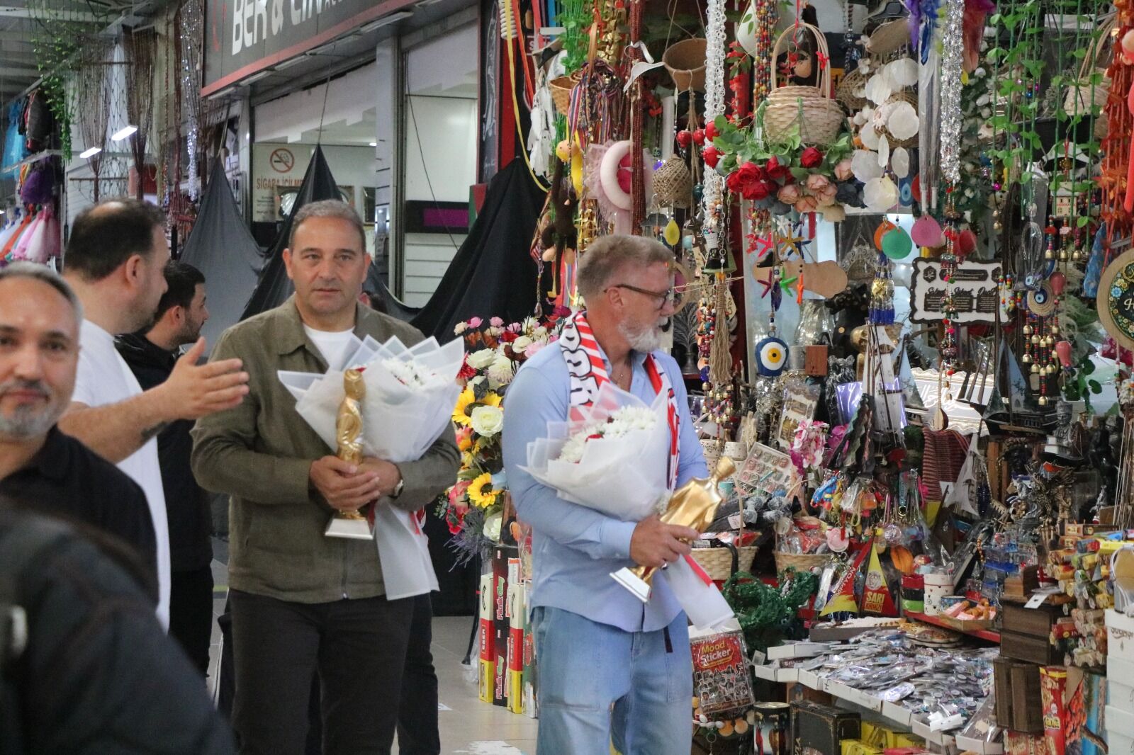 Samsunspor Haber: Samsunspor teknik direktörü Fink Yabancılar Pazarı esnafıyla buluştu