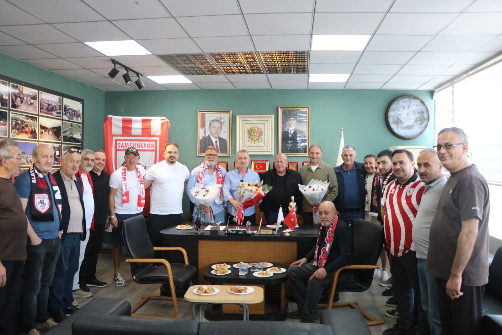 Samsunspor Haber: Samsunspor teknik direktörü Fink Yabancılar Pazarı esnafıyla buluştu