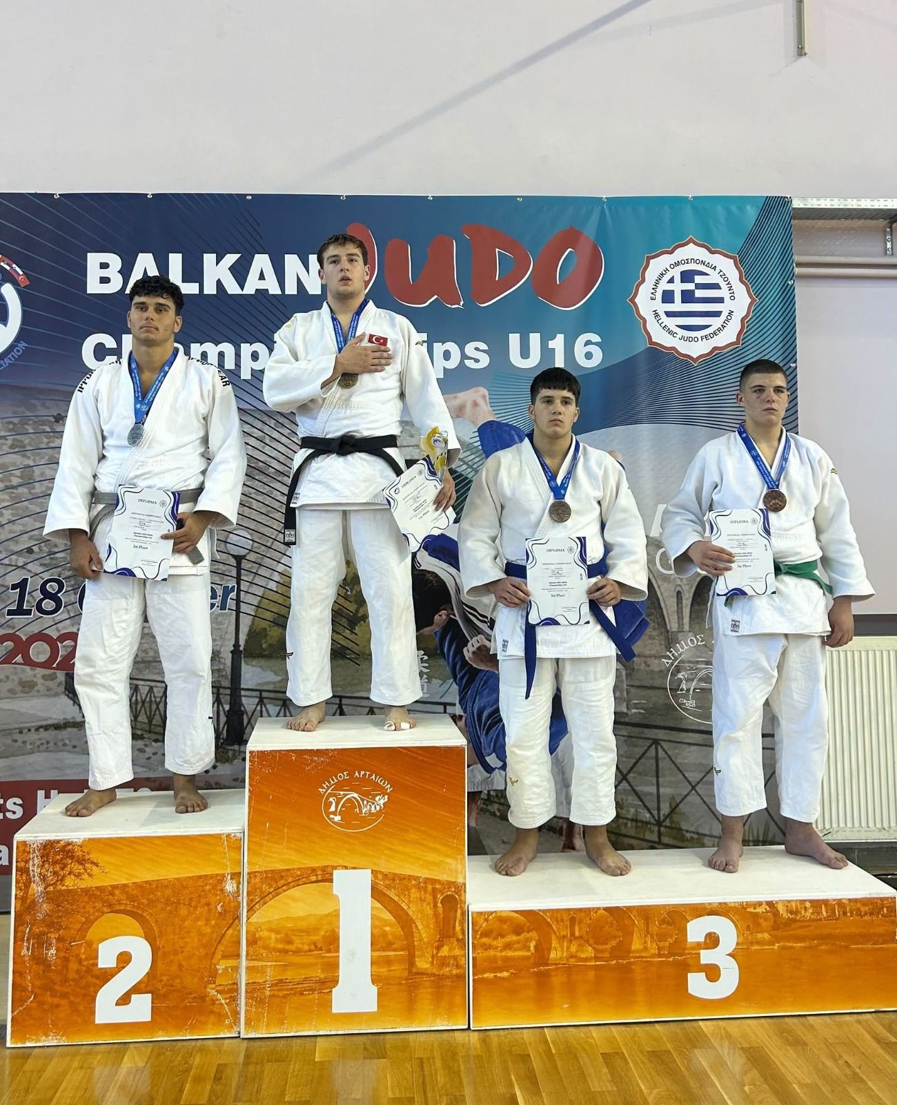 Samsun'un gururu oldular! Balkanlar'da zirveye çıktılar