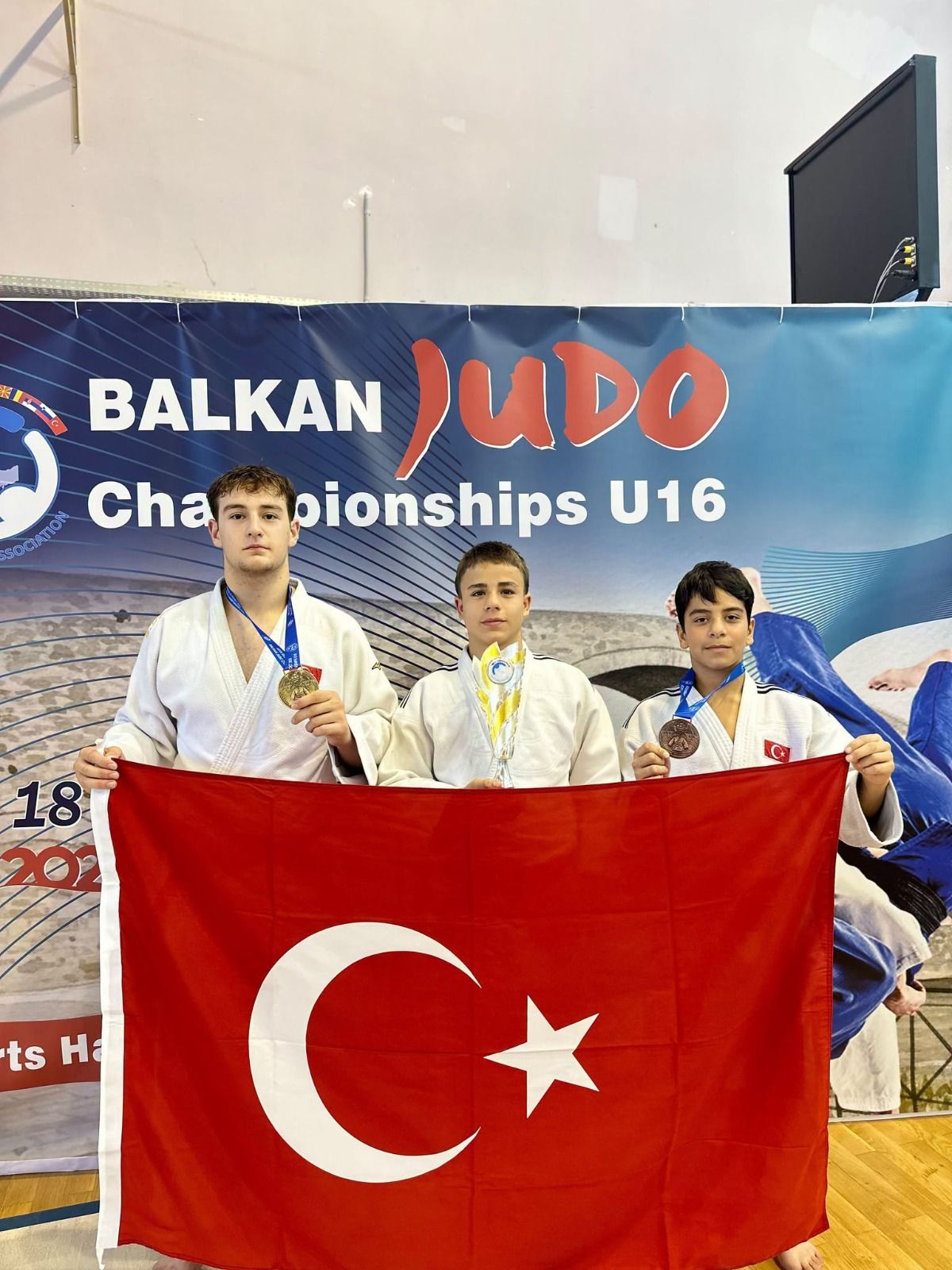 Samsun'un gururu oldular! Balkanlar'da zirveye çıktılar