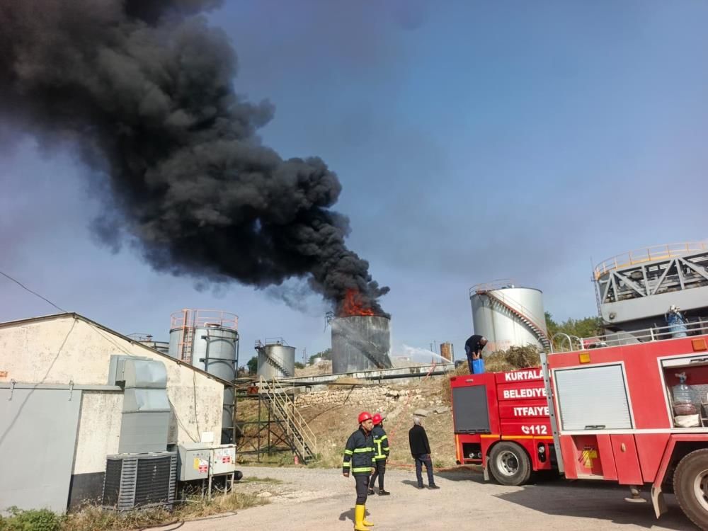 Türkiye'nin önemli petrol merkezinde panik! Alevler gökyüzünü kapladı
