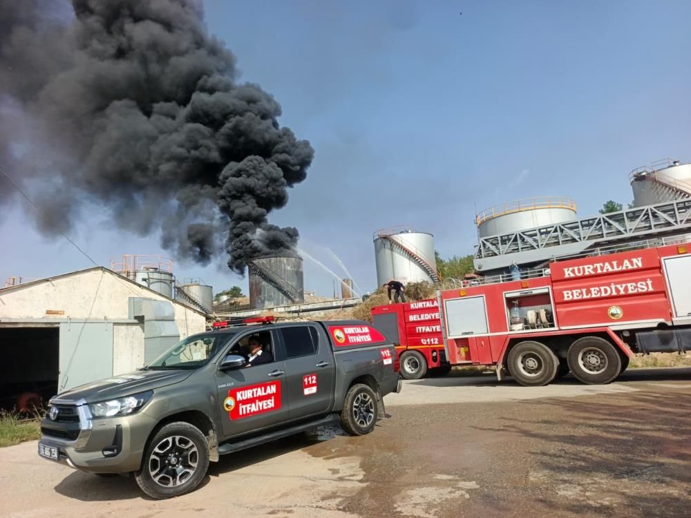 Türkiye'nin önemli petrol merkezinde panik! Alevler gökyüzünü kapladı