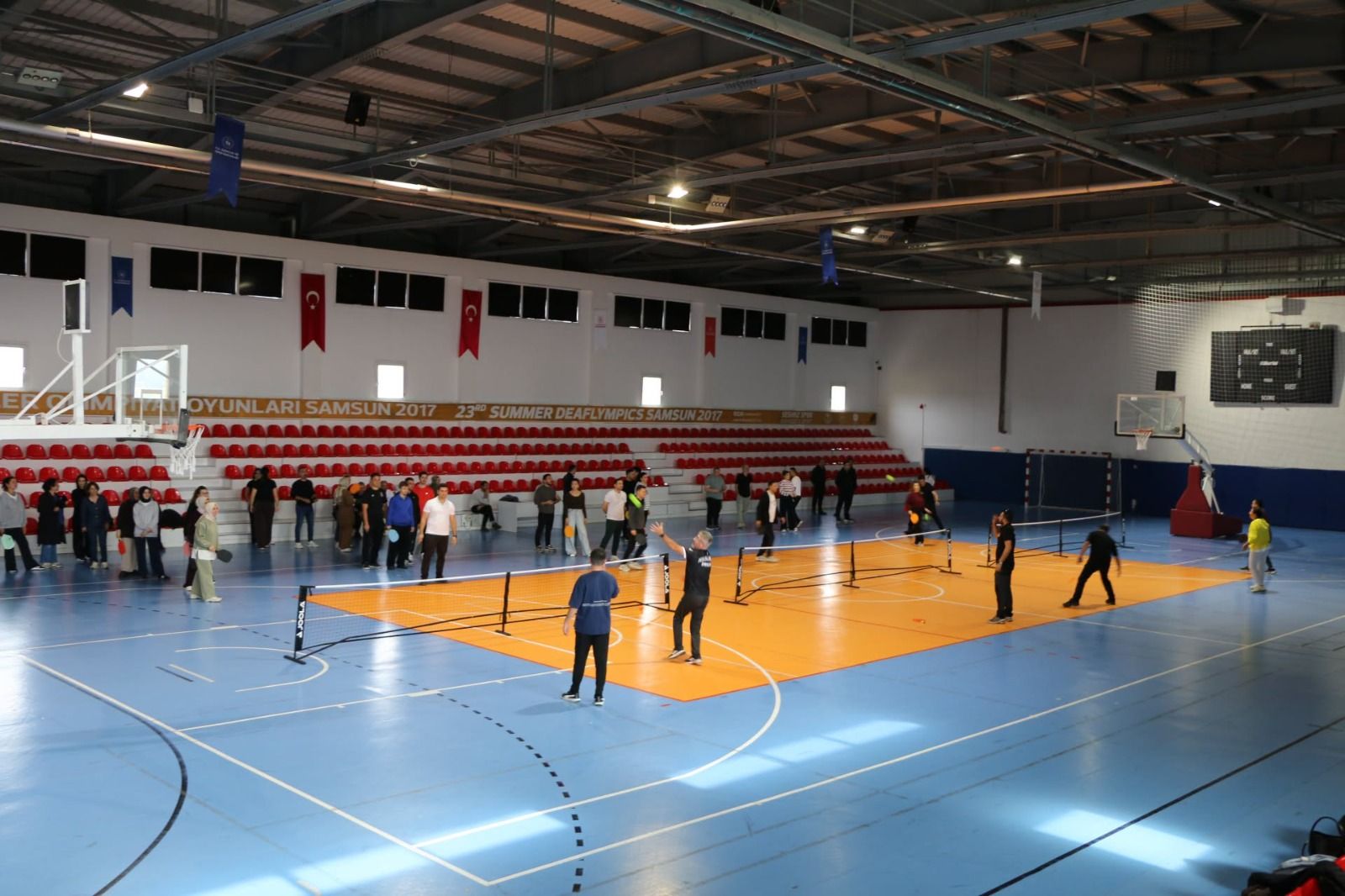 Samsun’da kamu çalışanları raket başına geçti!