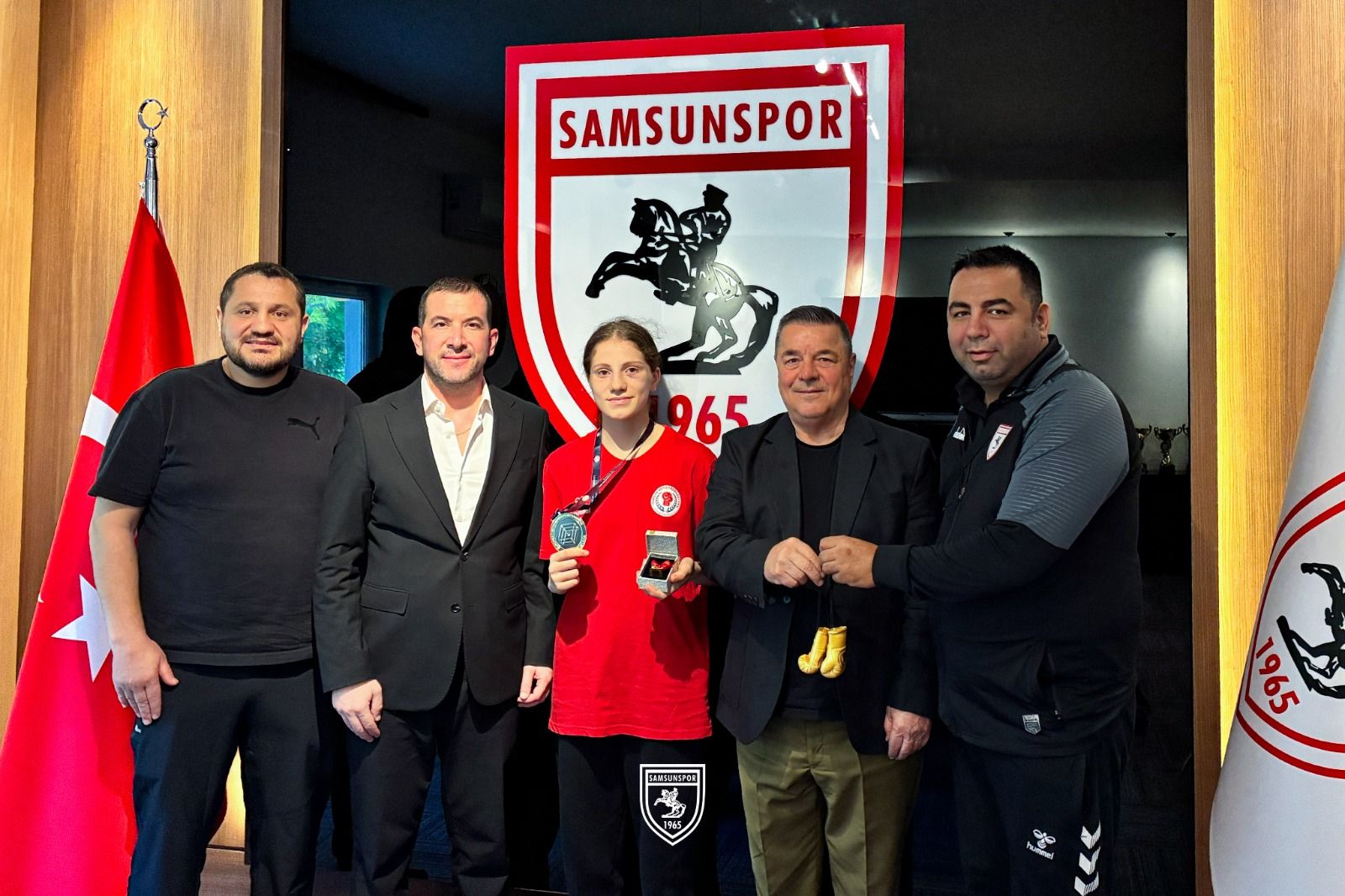 Samsunspor haber: Samsunspor’un gururu Ümmügülsüm Arlı ödüllendirildi