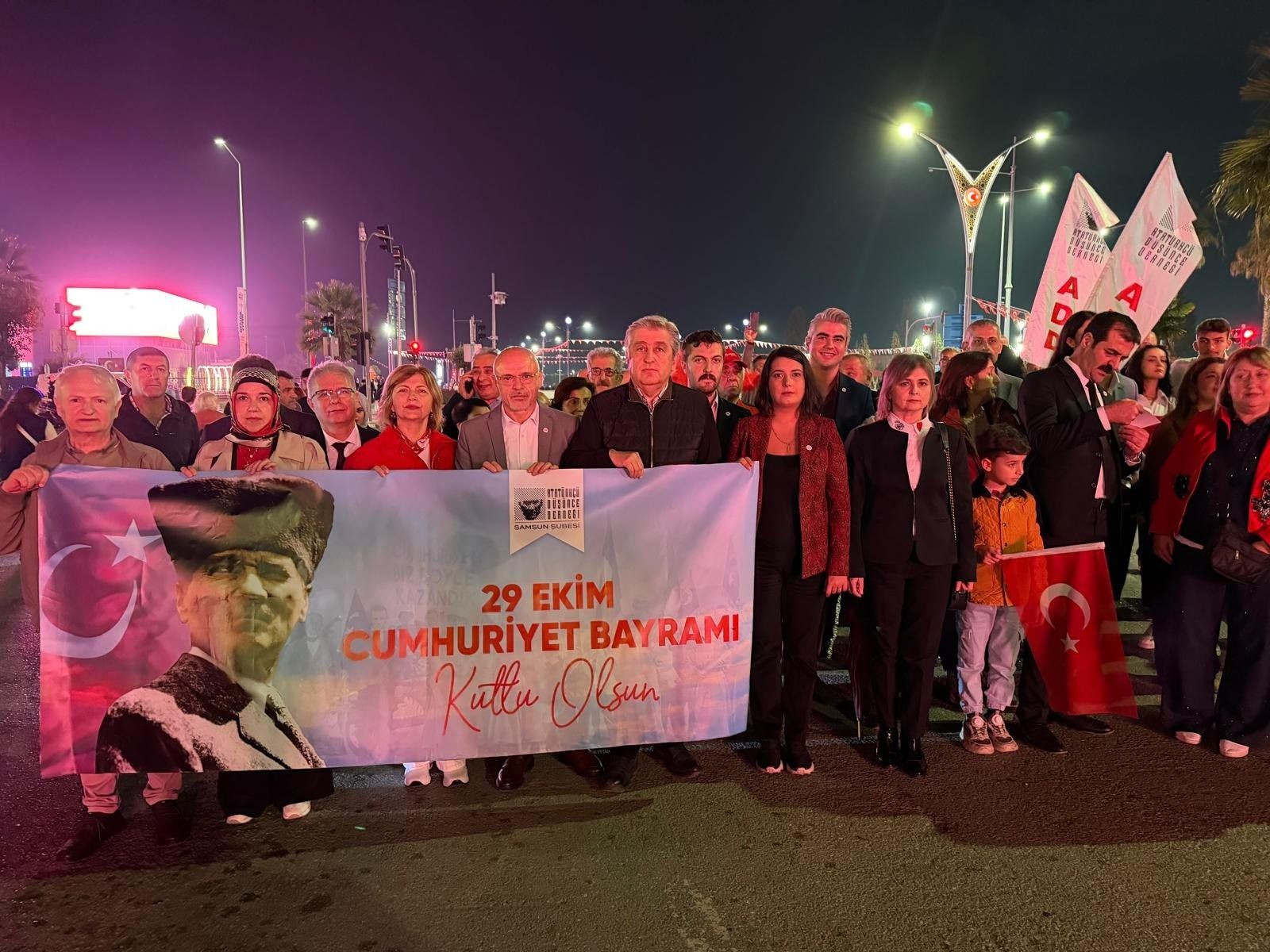 Samsun Haber: YENİ Parti Samsun teşkilatı 29 Ekim Fener Alayı'na katıldı